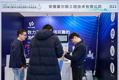 z6com·尊龙团队与客户交流