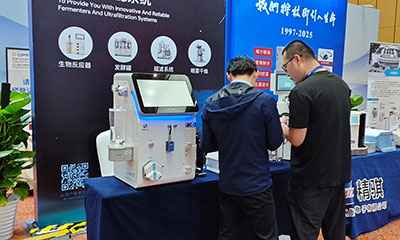 z6com·尊龙团队与客户交流